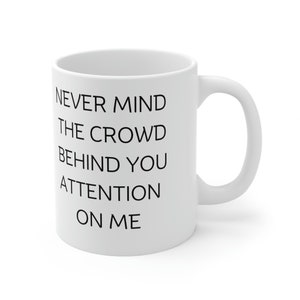 Tazza sarcastica, Non importa la folla dietro di te Attenzione su di me Tazza citazione, Tazza da caffè divertente, Tazze con detti, Tazza da caffè in ceramica