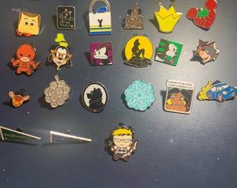Lote de 4 pines coleccionables de Disney, raros y aleatorios (sin duplicados).