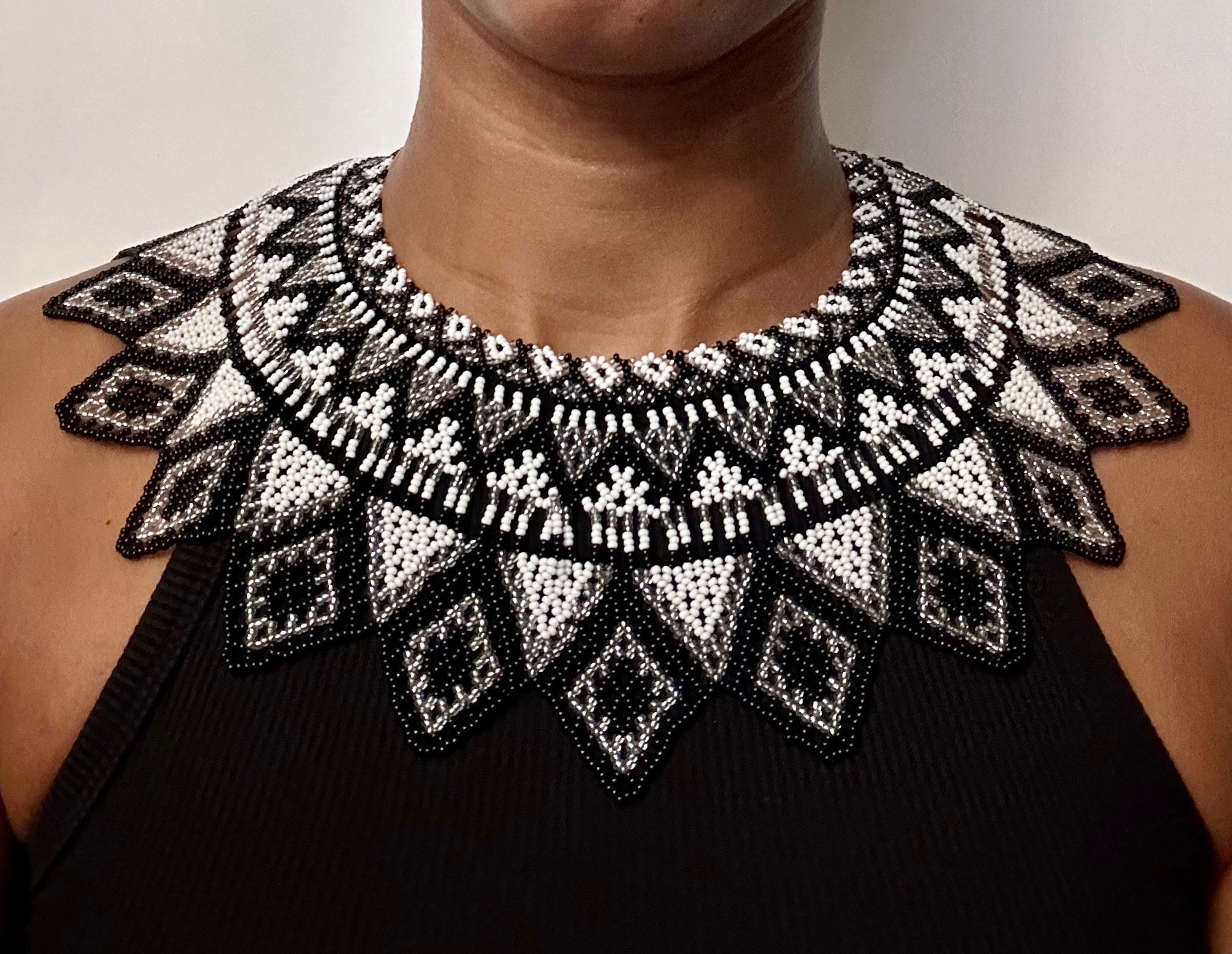 Collier Artisanal En Perles Multicolores - Artisanat Indigène Colombien (Prosperity Pathways)