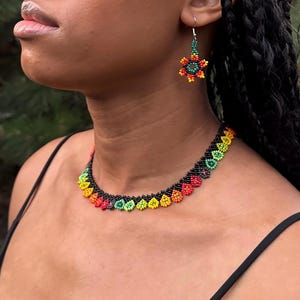 Choker with free earrings! Handmade beaded necklace by Colombian indigenous artisans.