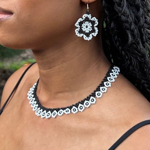 Choker with free earrings! Handmade beaded necklace by Colombian indigenous artisans.