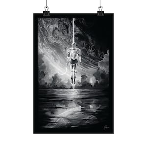 Könnte beinhalten: Schwarz-Weiß-Kunstdruck, der eine Figur in futuristischer Rüstung zeigt, die über einer reflektierenden Oberfläche schwebt. Ein helles Licht geht von oben herab und beleuchtet die Figur und die Wolken. Das Kunstwerk ist mit schwarzen Clips befestigt.