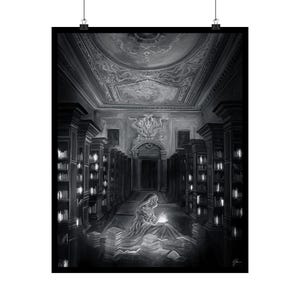 Puede incluir: Impresión en blanco y negro de una escena de biblioteca gótica. Una figura con una larga túnica se sienta en medio de pilas de libros, iluminada por una luz brillante. La biblioteca presenta altas estanterías, detalles ornamentados en el techo y una atmósfera oscura y misteriosa.