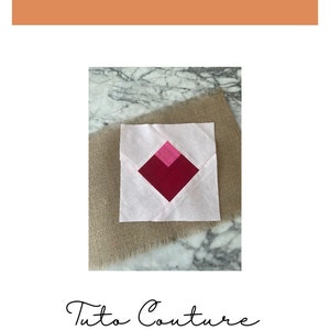 Peut inclure: Un cœur en patchwork rose et rouge sur un carré de tissu blanc. Le carré de tissu est sur une surface en toile de jute. Le texte "Rêver et Grandir" est en haut de l'image. Le texte "Tuto Couture Coeur en Patchwork" est en bas de l'image.