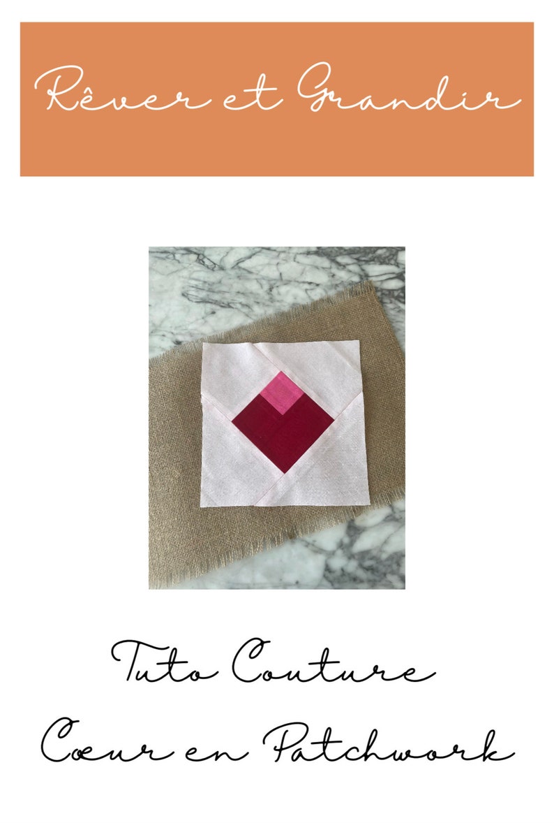 Pu&ograve; includere: Un cuore in patchwork rosa e rosso su un quadrato di tessuto bianco. Il quadrato di tessuto &egrave; su una superficie di juta. Il testo "R&ecirc;ver et Grandir" &egrave; in alto nell'immagine. Il testo "Tuto Couture Coeur en Patchwork" &egrave; in basso nell'immagine.