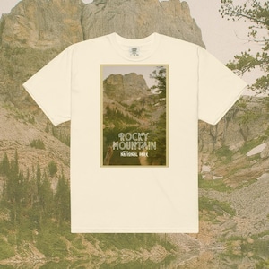 Rocky Mountain Nationalpark Vintage Postkarte Unisex T-Shirt, Komfortfarben, Granola Girl, Colorado Park Ranger, Emerald Lake