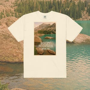 Rocky Mountain Nationalpark Vintage Postkarte Unisex T-Shirt, Komfortfarben, Granola Girl, Colorado Park Ranger, Outdoorsy Hiker Girl Geschenk