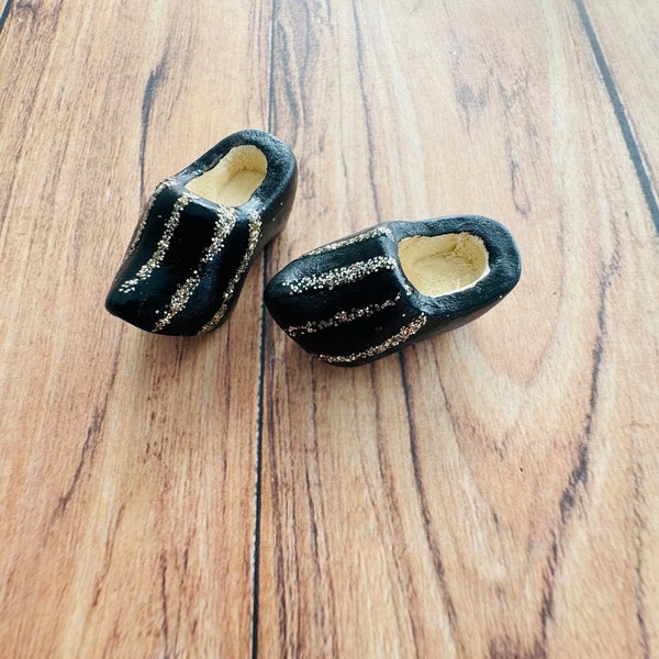 Miniatur Schuhe für den Wichtel, die Wichteltür oder das Puppenhaus, handbemalt, Gold, Schwarz