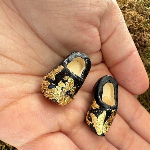 Miniatur Schuhe für den Wichtel, die Wichteltür oder das Puppenhaus, handbemalt, Gold, Schwarz