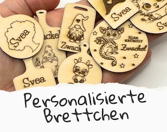 Miniatur Brettchen mit Name, personalisiert, für Wichtel, Wichteltür oder das Puppenhaus