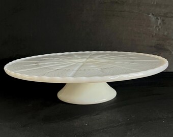 Plato para pastel de vidrio blanco opalino de 23 cm (9 pulgadas) con base y detalles dorados.
