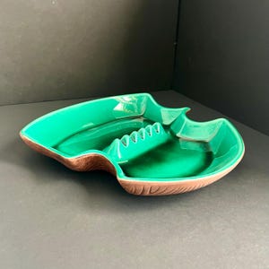 Gitarrformat askfat, blågrönt och konstträ, vintage 1968 Sequoia Ware