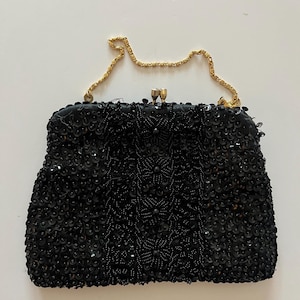 Bolsa de mão preta da Richere, com lantejoulas e miçangas, listras e estampa floral, no estado em que se encontra