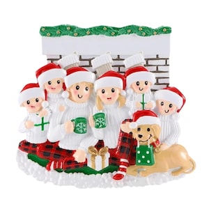 Sitzen vor dem Kamin (Familie mit 6 Personen) mit Hund Personalisierte Weihnachtsverzierung