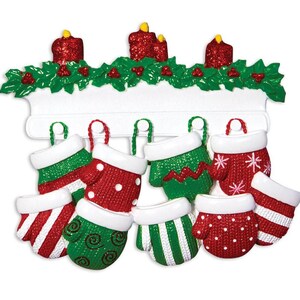 Adorno navideño personalizado de familia de 9 personas con manoplas rojas y verdes