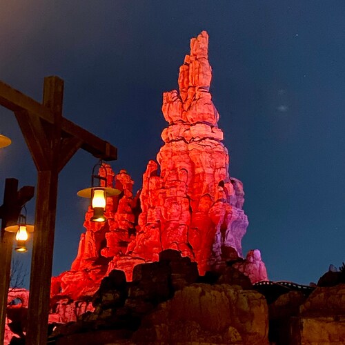 Flo's V8 Cafe, Radiator Springs at Night With Crowds, Cars Land in