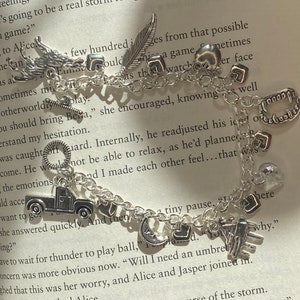 Twilight Charm Bracelet | Bella's wolf and crystal heart | Twilight saga fan art | Twilight inspired charm bracelets | 2 styles