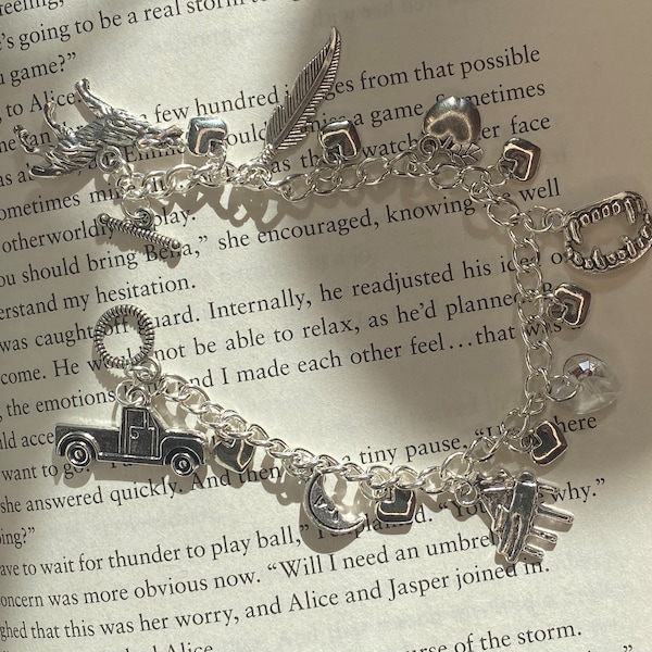 Twilight Charm Bracelet | Bella's wolf and crystal heart | Twilight saga fan art | Twilight inspired charm bracelets | 2 styles