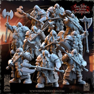 Puede incluir: Una colecci&oacute;n de figuras en miniatura de enanos, cada una sosteniendo un hacha de batalla. Las figuras est&aacute;n vestidas con armaduras y cascos, con largas barbas trenzadas. La imagen incluye el texto "ONE SIN FOR SEVEN KINGDOMS" y la direcci&oacute;n del sitio web "WWW.1SIN7KINGDOMS.COM".