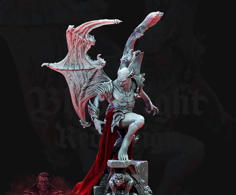 Puede incluir: Una figurita pintada de blanco de un vampiro con alas de murci&eacute;lago, de pie sobre una base de piedra con un pa&ntilde;o rojo drapeado sobre ella. El vampiro tiene dientes y garras afiladas y sostiene una espada en su mano derecha.