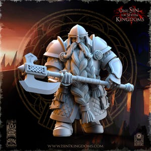 Puede incluir: Modelo 3D detallado de un guerrero enano, vestido con armadura y sosteniendo una gran hacha. La figura tiene una larga barba trenzada y un casco. La imagen incluye el texto "ONE SIN FOR SEVEN KINGDOMS" y "The Beholder".