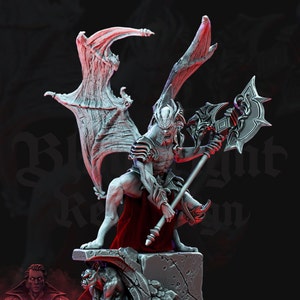 Puede incluir: Una figura miniatura pintada de blanco de un demonio alado sosteniendo un hacha grande. El demonio tiene una expresi&oacute;n feroz y est&aacute; de pie sobre una base de piedra.