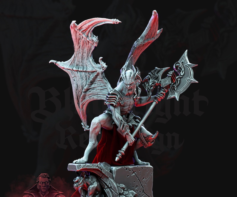 Puede incluir: Una figura miniatura pintada de blanco de un demonio alado sosteniendo un hacha grande. El demonio tiene una expresi&oacute;n feroz y est&aacute; de pie sobre una base de piedra.