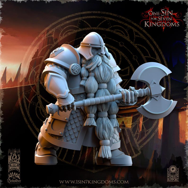 Puede incluir: Figura detallada, de color gris claro, de un guerrero enano, vestido con armadura y casco, sosteniendo una gran hacha de doble hoja. El enano tiene una larga barba trenzada. La imagen incluye el texto "ONE SIN FOR SEVEN KINGDOMS" y el sitio web "WWW.1SIN7KINGDOMS.COM".