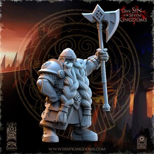Puede incluir: Figura en miniatura gris de un guerrero enano, sosteniendo una gran hacha. El enano tiene una larga barba trenzada y lleva armadura. La figura es de la serie "One Sin for Seven Kingdoms". El fondo presenta un dise&ntilde;o estilizado y texto.