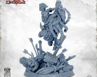Puede incluir: Figura en miniatura gris de un guerrero con un hacha, de pie sobre una pila de armas y la cabeza de un monstruo. La figura presenta detalles intrincados. La base incluye flechas, espadas y una mano cortada. El texto "ONE SUN FOR THE SEVEN KINGDOMS" es visible.