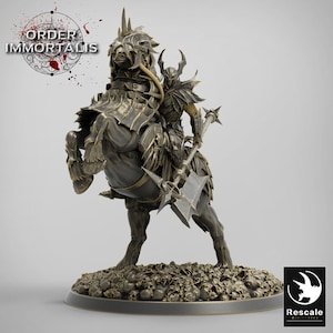 Puede incluir: Una figura en miniatura negra y dorada de un caballero montando un caballo esquelético. El caballero sostiene una lanza y lleva armadura. El caballo se levanta sobre sus patas traseras. La base de la miniatura está cubierta de cráneos.