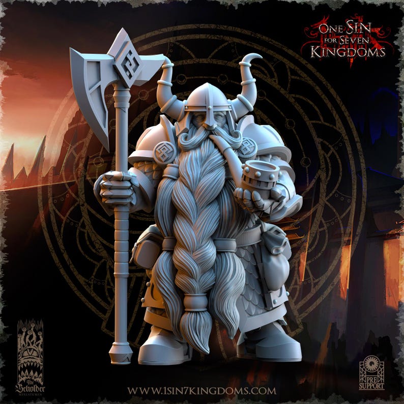 Puede incluir: Figura impresa en 3D de un guerrero enano, sosteniendo un hacha y una copa. El enano tiene una larga barba trenzada, un casco con cuernos y una armadura. La figura es de color neutro, con el texto "ONE SIN FOR SEVEN KINGDOMS" visible.