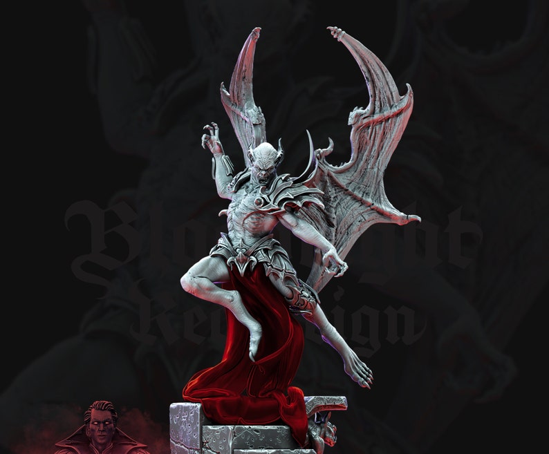 Puede incluir: Una figurita pintada de blanco de un demonio alado con una capa roja de pie sobre una base de piedra. El demonio tiene dientes y garras afiladas, y sus alas est&aacute;n extendidas.