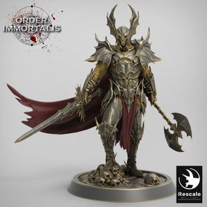 Puede incluir: Una figura en miniatura detallada de un guerrero con armadura dorada y negra, sosteniendo una espada y un hacha. El guerrero se encuentra sobre una base de cráneos y lleva una capa roja. La figura está etiquetada como "ORDER IMMORALIS".