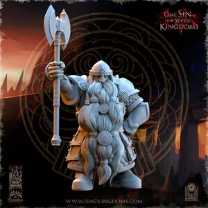 Puede incluir: Figura detallada, de color gris claro, de un guerrero enano sosteniendo una gran hacha. El enano est&aacute; vestido con armadura y tiene una larga barba trenzada. La figura es de la colecci&oacute;n "One Sin for Seven Kingdoms".