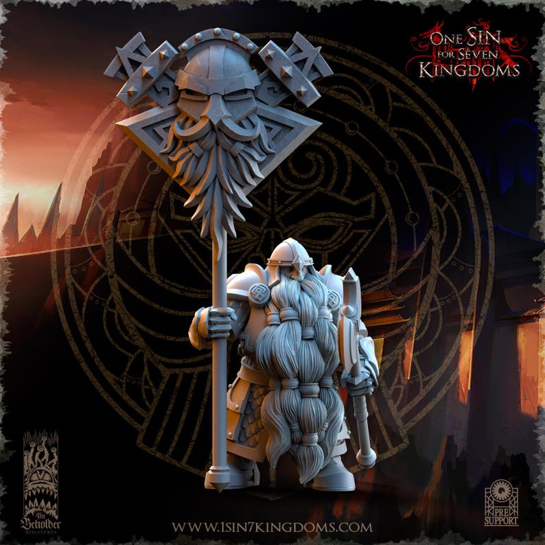 Puede incluir: Figura en miniatura gris de un guerrero enano, sosteniendo un gran b&aacute;culo con un dise&ntilde;o estilizado de rostro y martillo. El enano tiene una larga barba trenzada y lleva armadura. La figura es de la serie "One Sin for Seven Kingdoms".