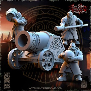 Peut inclure: Un canon miniature gris clair avec des sculptures décoratives et trois figurines de nains. Un nain porte un tonneau, un autre tient un maillet et le troisième tient une sphère. Le texte "ONE SIN FOR SEVEN KINGDOMS" est visible.