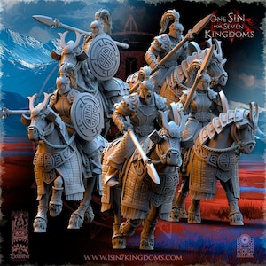 Op de afbeelding: Een groep gedetailleerde, grijze miniatuurfiguren van bereden krijgers, elk met een speer en schild. De figuren bevinden zich in een dynamische pose, die beweging suggereert. De tekst "ONE SIN FOR SEVEN KINGDOMS" is zichtbaar. Donkere achtergrond.