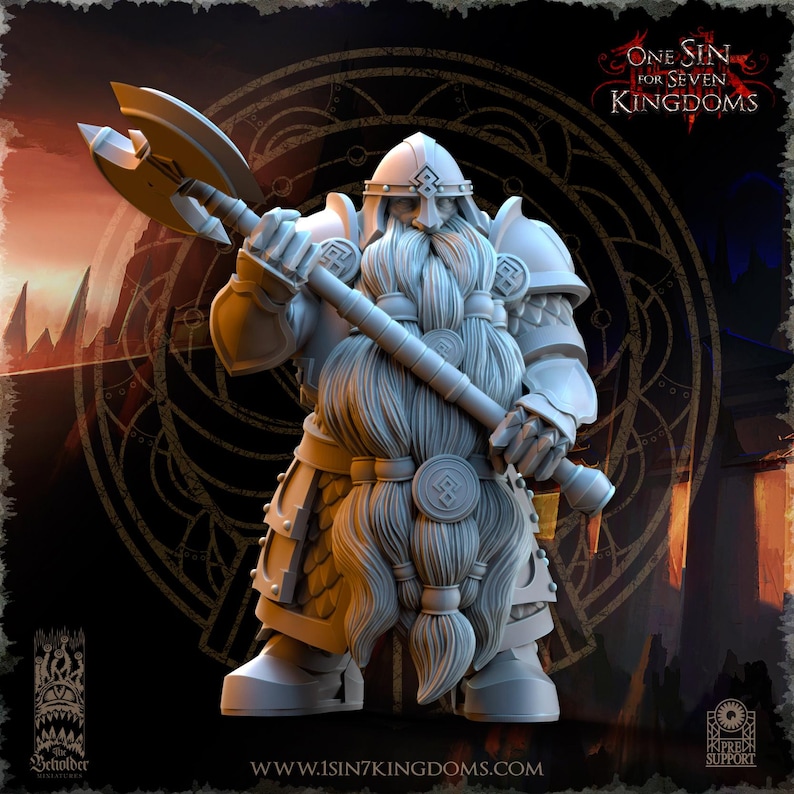 Puede incluir: Figura detallada, de color gris claro, de un guerrero enano sosteniendo una gran hacha. El enano tiene una larga barba trenzada y lleva una armadura. La imagen incluye el texto "ONE SIN FOR SEVEN KINGDOMS" y la direcci&oacute;n del sitio web "WWW.ISIN7KINGDOMS.COM".