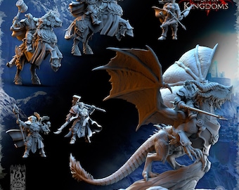 Può includere: Un set di cinque miniature, dipinte in grigio, che rappresentano personaggi del gioco "One Sin for Seven Kingdoms". Le miniature includono un cavaliere a cavallo, un guerriero con un martello, un guerriero con una spada, un guerriero con una lancia e un guerriero che cavalca un drago.