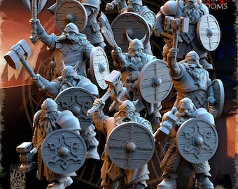 Puede incluir: Una colección de figuras de guerreros enanos grises, cada uno sosteniendo un arma y un escudo. Los enanos tienen largas barbas y cascos. La imagen incluye el texto "ONE SIN SEVEN DOMS" y "WWW.ISIN7KINGDOMS.COM".
