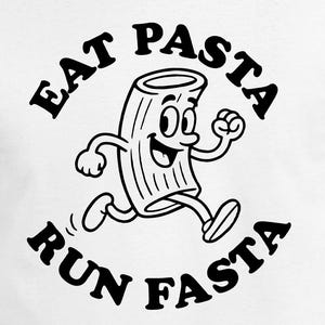 Peut inclure: T-shirt blanc avec un personnage de pâtes de dessin animé en train de courir. Les pâtes ont un visage souriant et sont entourées des mots "EAT PASTA RUN FASTA" dans un design circulaire. Le design est en noir.