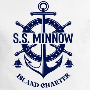 Puede incluir: Camiseta blanca con un diseño náutico azul marino. El diseño incluye un timón, un ancla y el texto "S.S. MINNOW ISLAND CHARTER". También hay dos pequeñas ilustraciones de veleros.