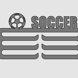 Op de afbeelding: Grijze metalen medailleshouder met vijf haken en een voetbalontwerp. Het woord "SOCCER" staat boven de haken.