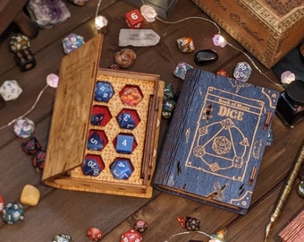 Boek met veel dobbelstenen | Handgemaakte D&D-dobbeldoos