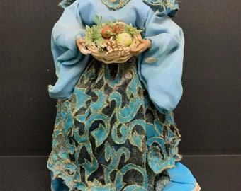 Oryginalna filipińska lalka w klasycznej etnicznej sukience z materiału/tekstyliów Filipiniana.