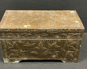 Vintage handgefertigte und gehämmert Zinn Metall bedeckte Holzkiste Islamischen Süden Mindanao Philippinen
