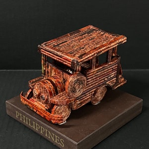 Authentische philippinische Handarbeit aus recycelten Telefonbuchseiten Papier JEEPNEY Skulptur Souvenir und Sammlerstücke