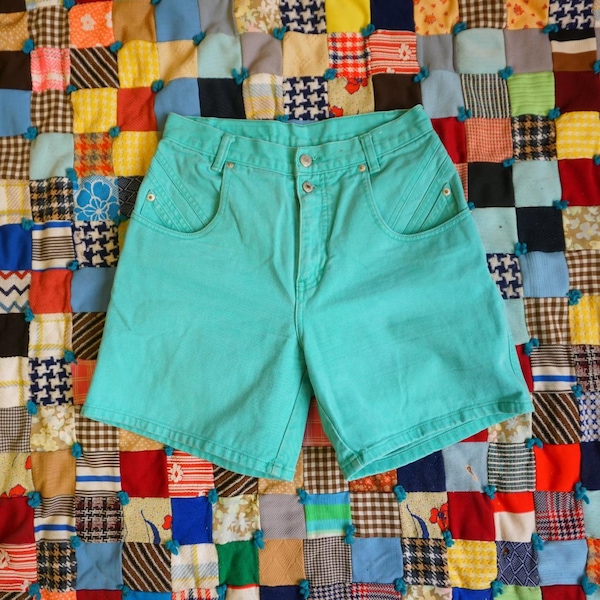 Vintage '90s/Y2K Jordache Teal Denim Shorts. Made of 100% cotton,
