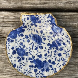 Blaue Blumen auf einem weißen Hintergrund Sea Shell Trinket Dish